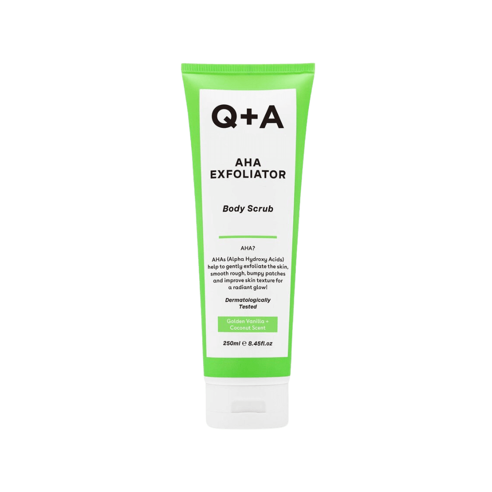 En tub med Q+A AHA Exfoliator Body Scrub med grönt lock och vit etikett.