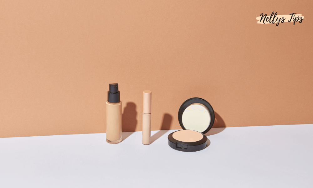 Foundationflaska, concealer och kompaktpuder på ett vitt underlag.