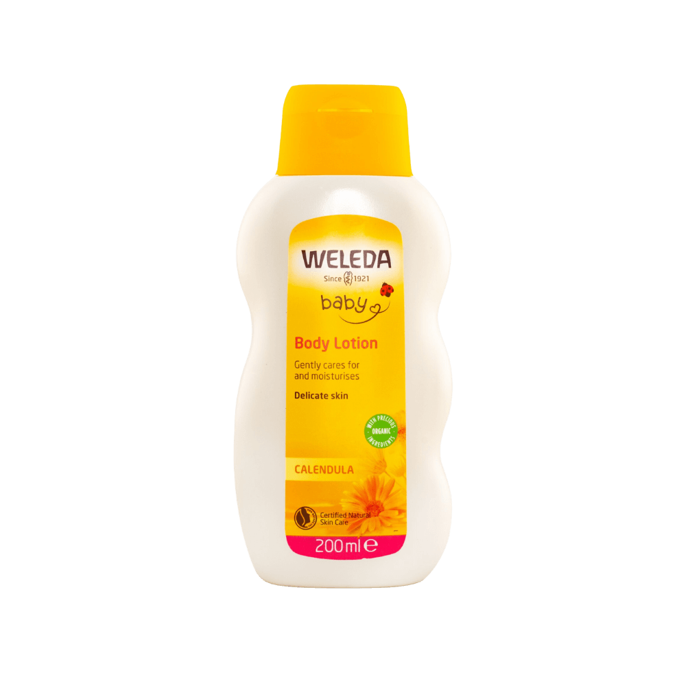 Flaska med Weleda Calendula Body Lotion för baby. Gul kork och etikett, vit flaska.