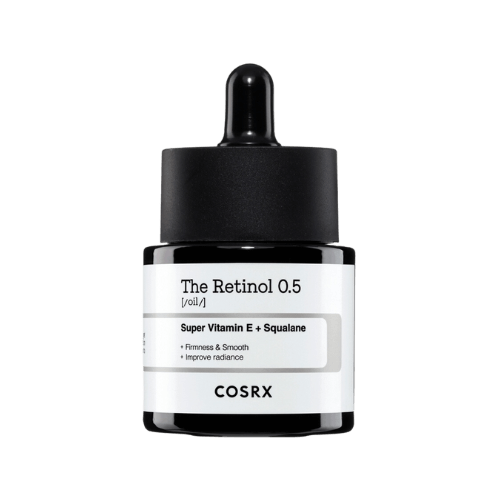 COSRX The Retinol 0.5 Oil. En liten svart glasflaska med en pipettkork. Flaskan har en vit etikett med produktnamnet och beskrivning av ingredienser och egenskaper.