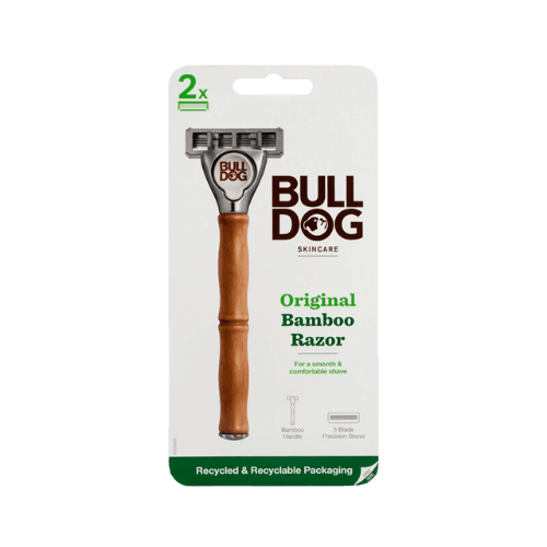 Bulldog Original Bamboo Razor, med ett handtag av bambu och två rakblad, visad i en återvinningsbar förpackning.