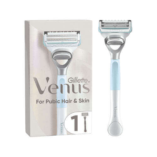 Gillette Venus rakhyvel för pubishår och hud i förpackning, silver och blå design, med en rakbladskassett, vit och silverfärgad förpackning.