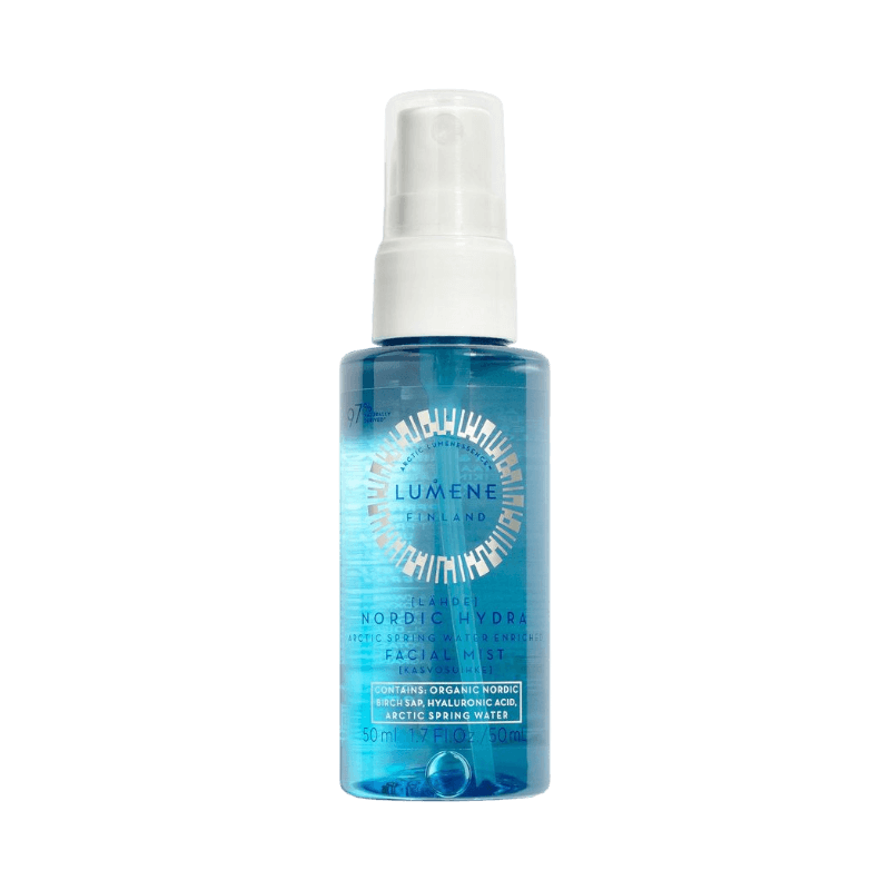 Lumene Nordic Hydra Pure Arctic Hydration Spring Water Mist i en blå flaska med återfuktande ansiktsmist för uppfriskning och fuktgivning.