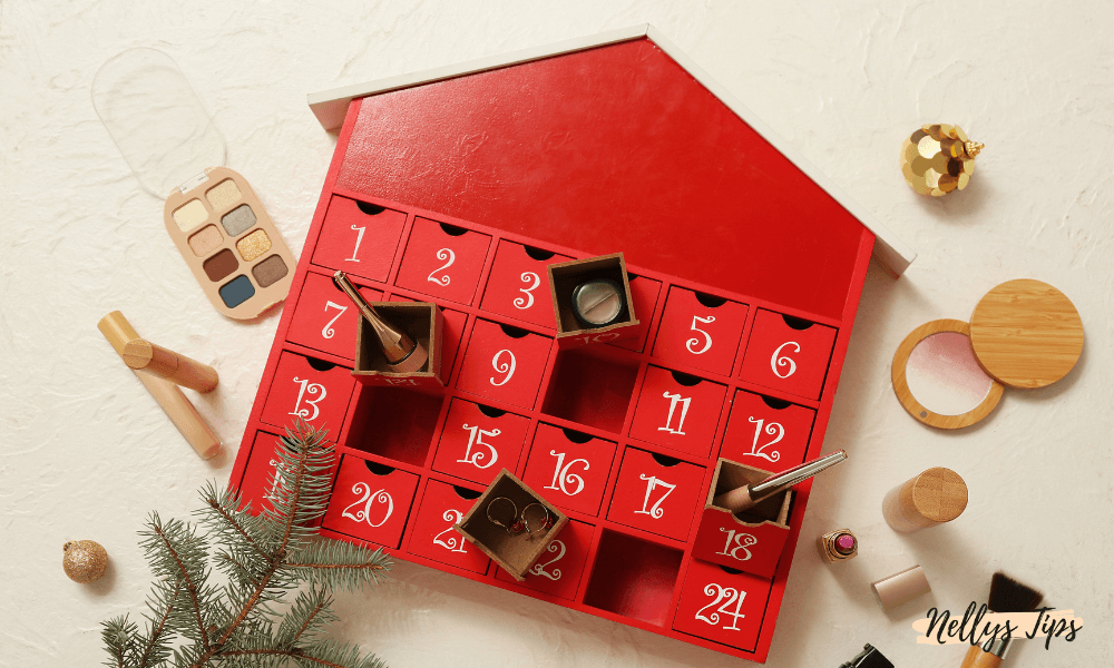 Röd adventskalender med nummer och små sminkprodukter som läppstift och ögonskugga