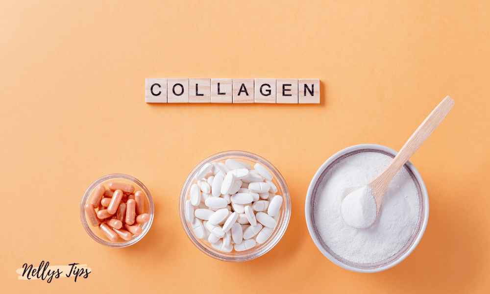 Kollagenpulver och kapslar i mätskedar, med träbokstäver som bildar ordet “COLLAGEN”.