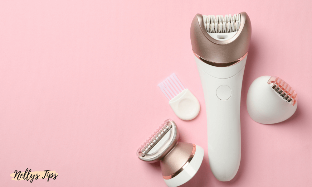 Epilator med flera tillbehör på en rosa bakgrund. Effektiv hårborttagning med utbytbara huvuden