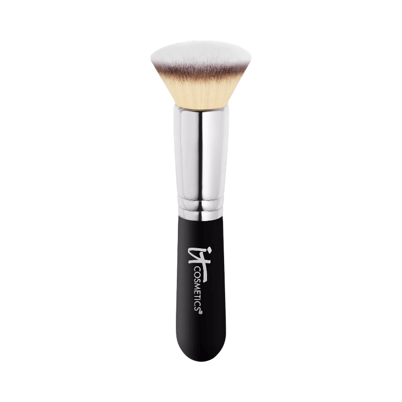 IT Cosmetics buffingborste med platt topp för sömlös foundationapplicering.