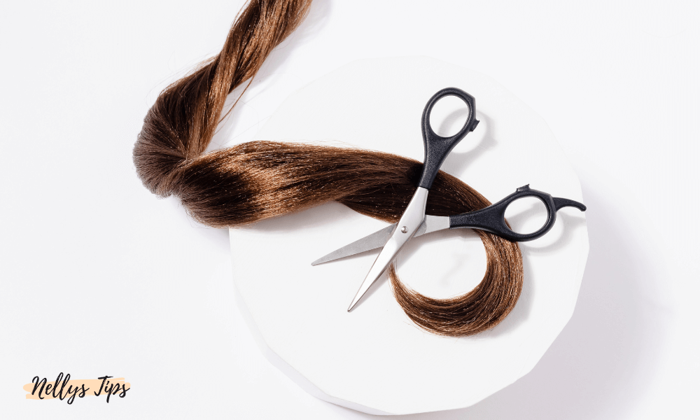 Frisörsax och hårtest i brun nyans, perfekt set för hårklippning och styling med hög precision.