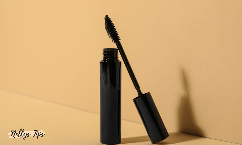Svart mascara med böjd borste i elegant tub mot beige bakgrund, idealisk för mogen hud.