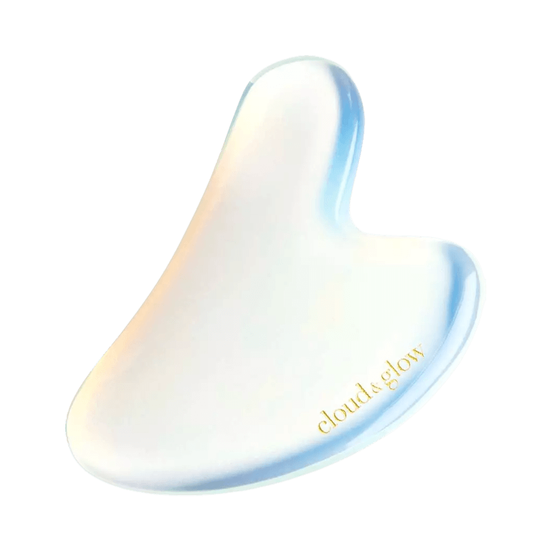 Cloud & Glow gua sha i opalit – mjuk kristallsten för lymfdränage och ansiktsmassage.