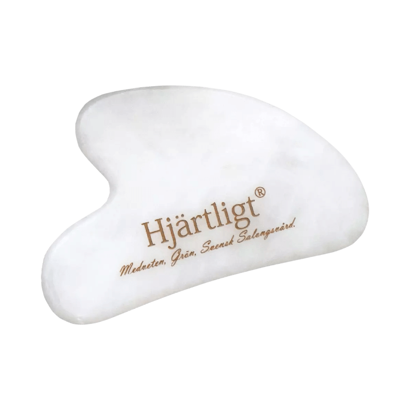 Hjärtligt gua sha-board i vit jade – svenskdesignat verktyg för naturlig hudvårdsmassage.