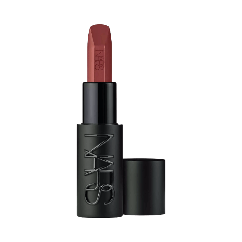 NARS Explicit Lipstick – krämigt rött läppstift i nyansen 806 Excess med intensiv färg.