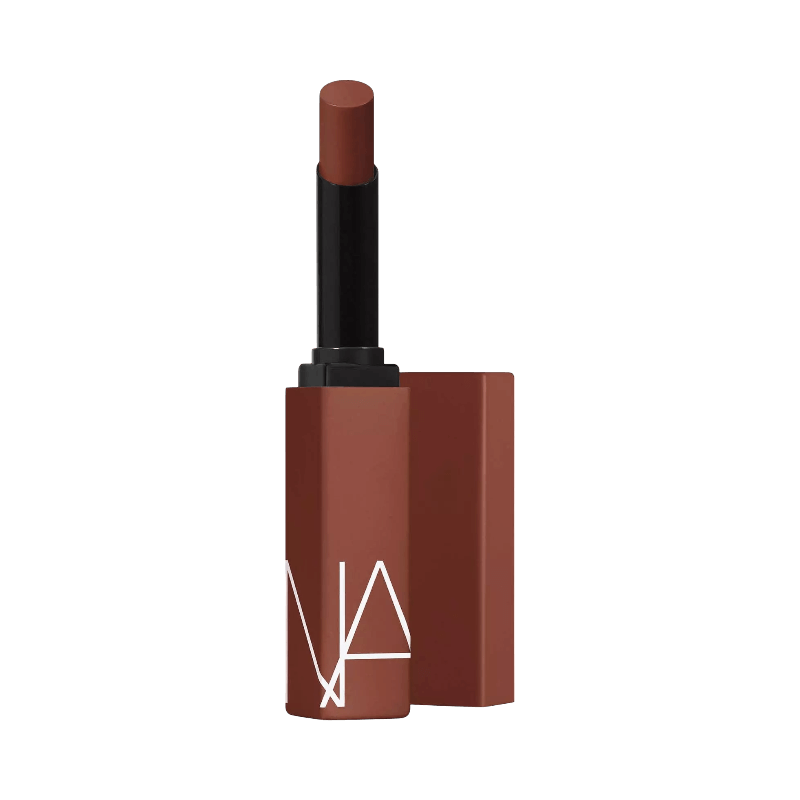 NARS Powermatte Lipstick – långvarigt matt läppstift i rödbrun ton “No Satisfaction”.