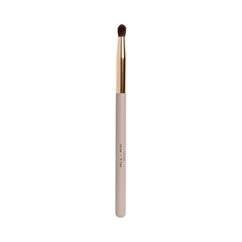 Defining Brush 220 från ALL I AM BEAUTY med guldfäste för detaljerad ögonskuggedefinition.