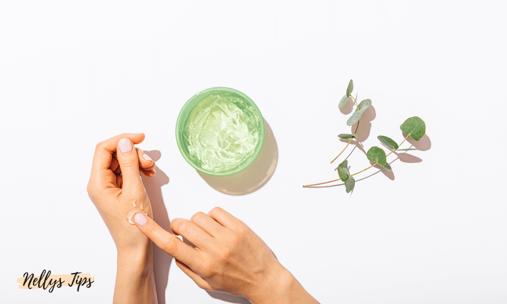 Person applicerar aloe vera-gel från burk på hand för återfuktning och lugnande effekt.