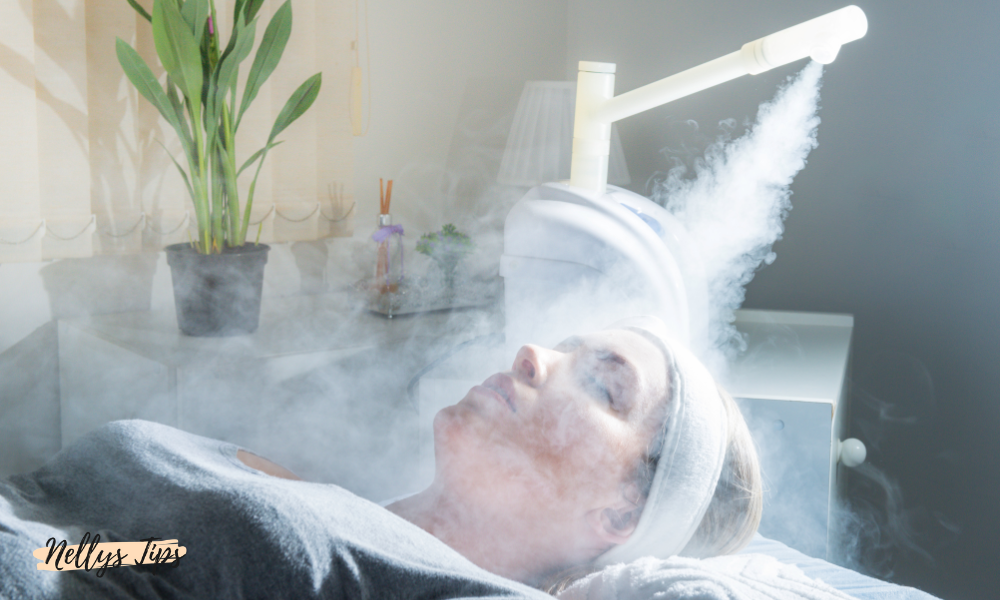Kvinna får ansiktsångbehandling med vapozon under avslappnande ansiktsbehandling