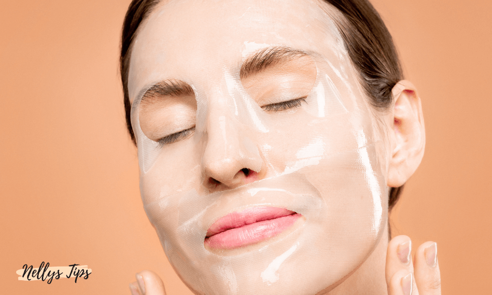 Närbild på kvinna med genomskinlig sheet mask som ger återfuktning och spänst
