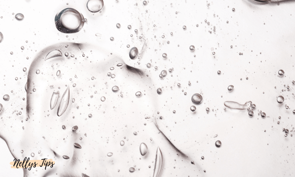 Närbild på genomskinlig geltextur med bubblor, typisk för BHA-syra eller exfolierande serum