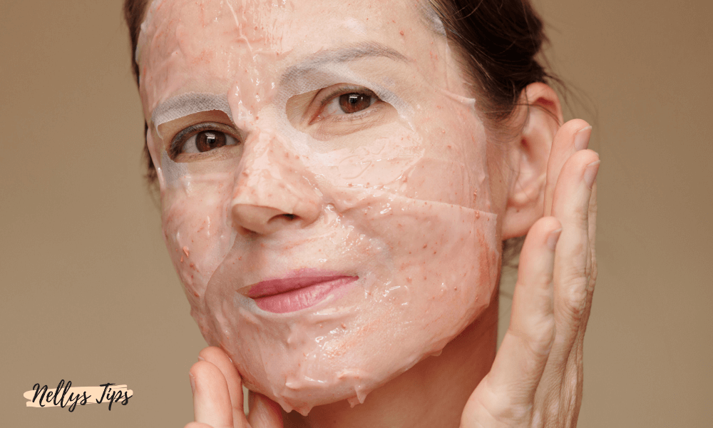 Kvinna med fuktgivande sheet mask anpassad för mogen hud