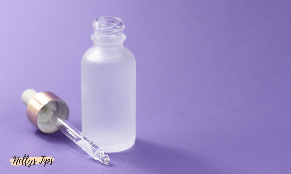 Frostat pipettflaska för BHA-serum mot lila bakgrund med avskruvat lock