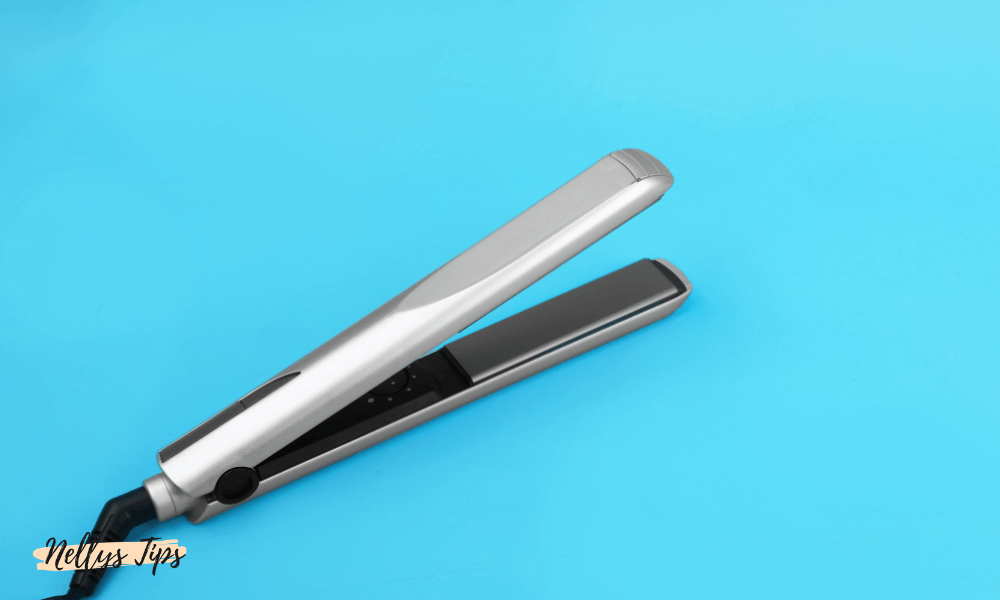 Modern silverfärgad BaByliss plattång på blå bakgrund, idealisk för daglig styling.