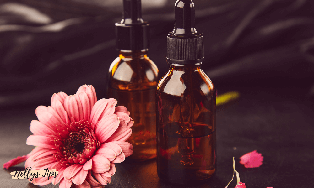 Två bruna pipettflaskor står bredvid en rosa blomma, representerar naturliga serum.