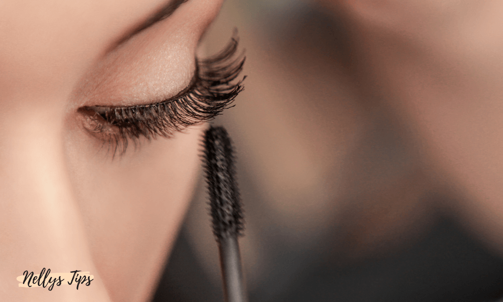Närbild på öga medan mascara appliceras på övre fransraden med spiralborste.