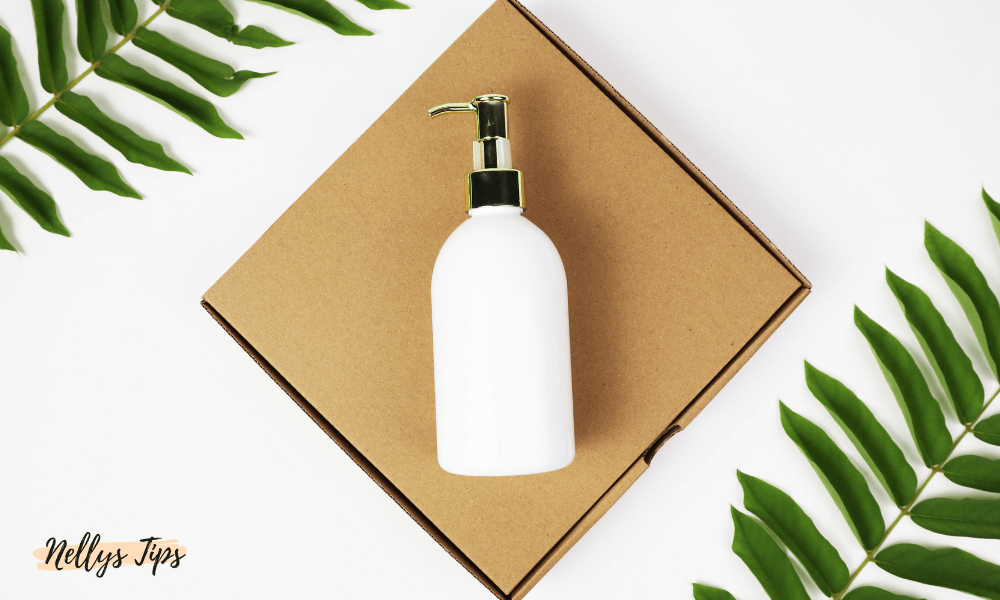Vit pumpflaska placerad på kartong – symbol för naturlig, ekologisk body lotion i minimalistisk design.