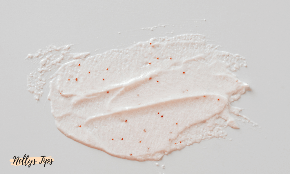 Krämig fotskrubb med små peelingkorn – perfekt för exfoliering av torr hud.