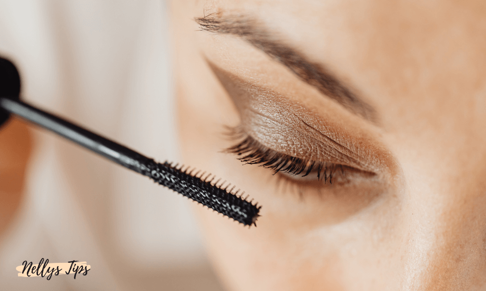 Närbild på ögonfransar som appliceras med svart mascara för maximal volym