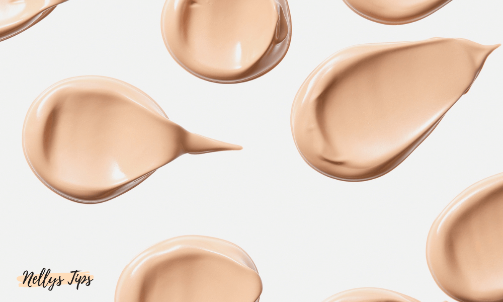 Flytande foundation swatches i olika beige nyanser med lätt täckning