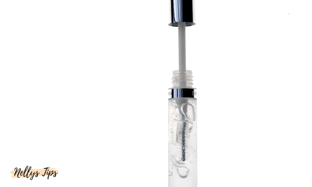 Öppen tub med genomskinlig mascara – transparent formula för naturlig look och lätt fransdefinition