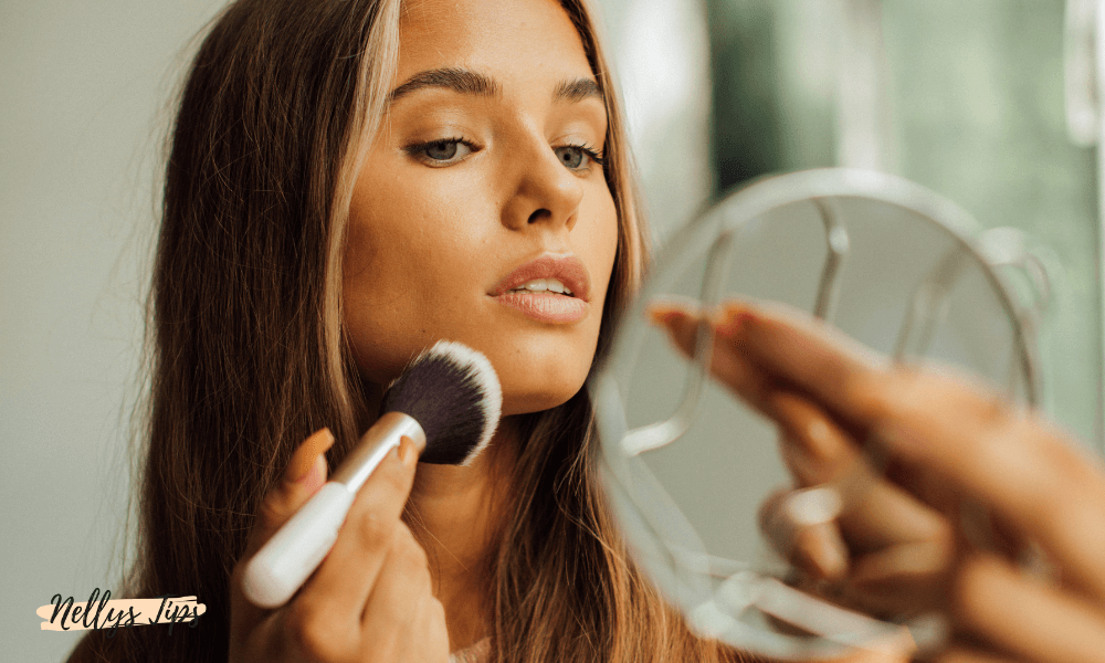 Kvinna applicerar glow foundation med borste för naturlig finish och fräsch hudton