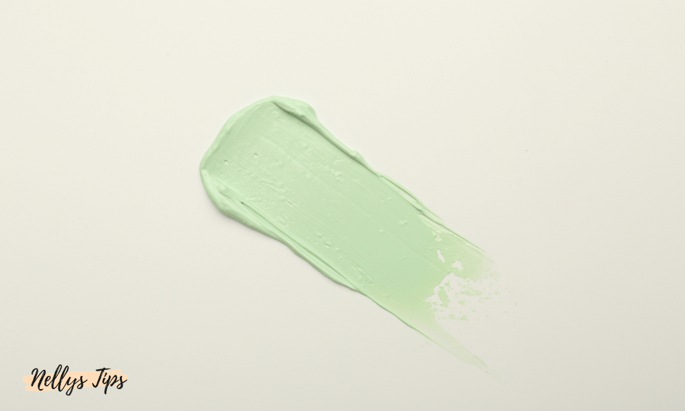 Närbild på grön concealer swatch för neutralisering av röd hudton och rodnad