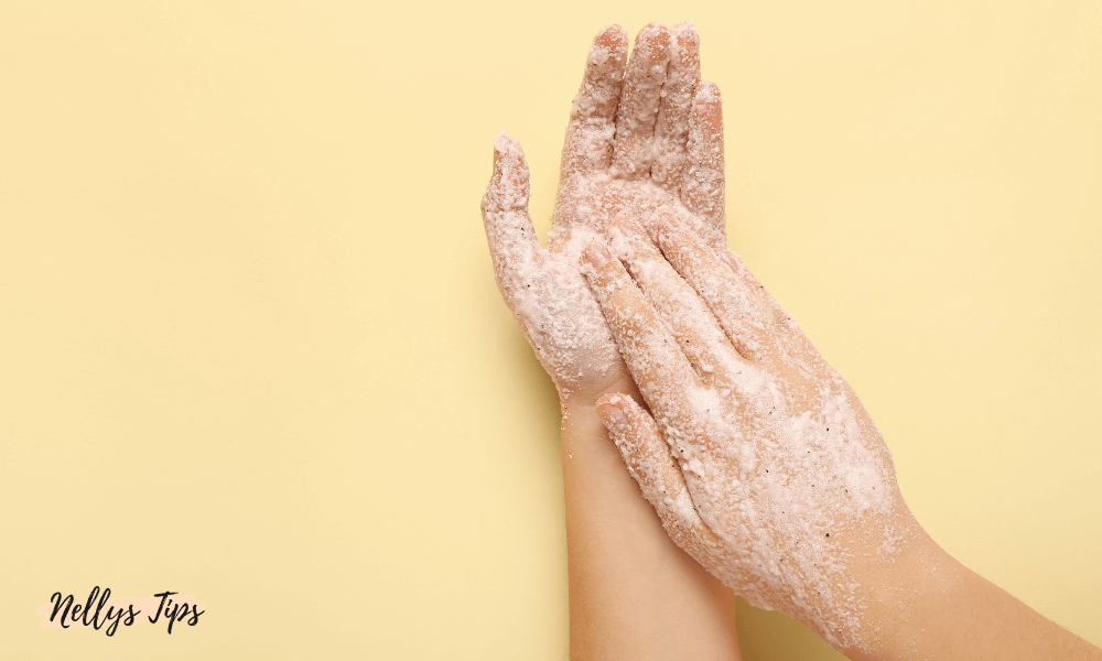 Händer exfolieras med handskrubb för att ta bort döda hudceller och mjukgöra huden