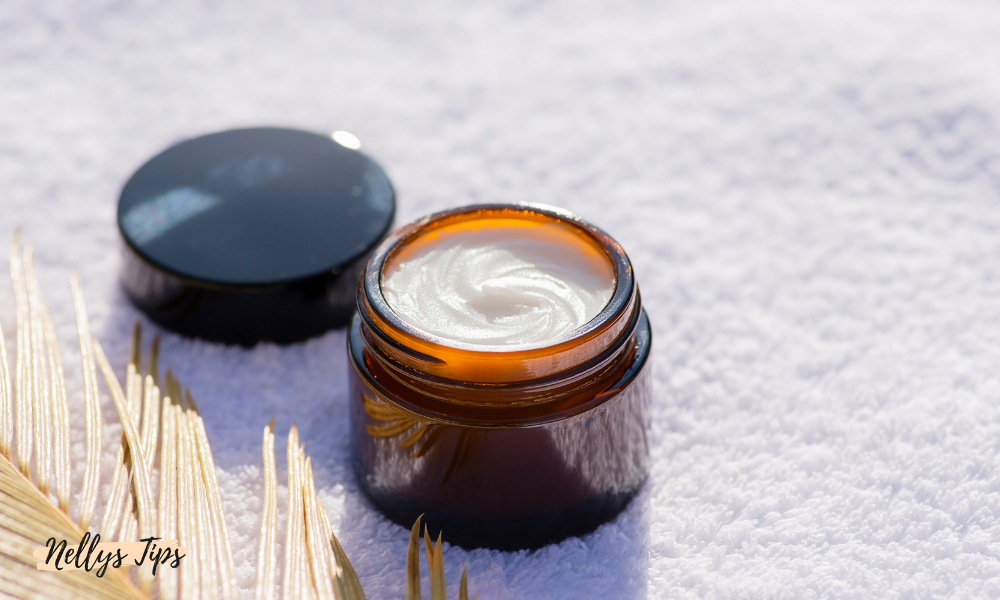 Lystergivande kollagenkräm i brun glasburk med silkeslen vit formula.