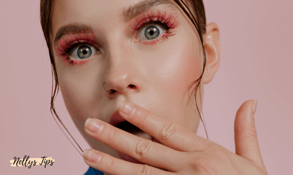 Kvinna med lyfta fransar och dramatisk ögonmakeup – resultat av effektiv lash lift-behandling