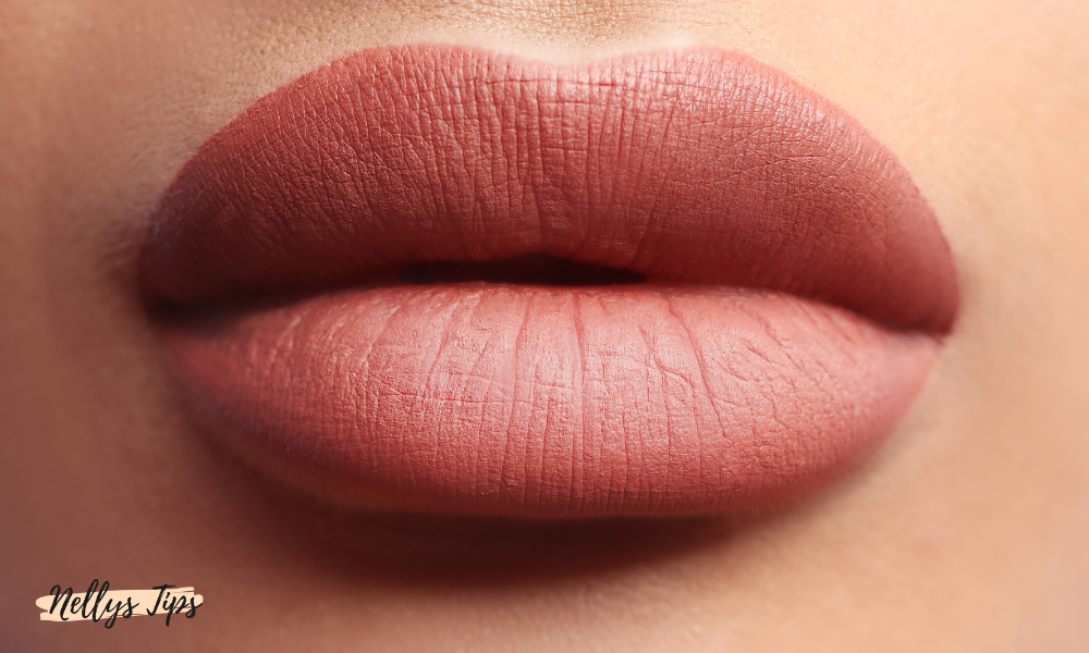 Närbild på matta läppar med nude-färgat läppstift för en sammetslen look