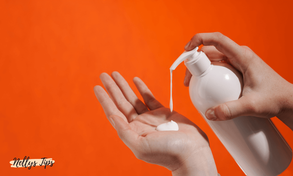 Hand pumpar ut body lotion i handflatan, redo att appliceras för återfuktning och fastare hud