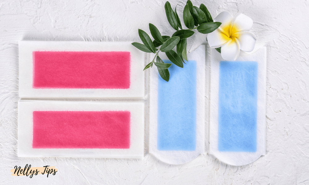 Färgglada vaxremsor i rosa och blått med blomma och gröna blad – hårborttagning för olika hudtyper.