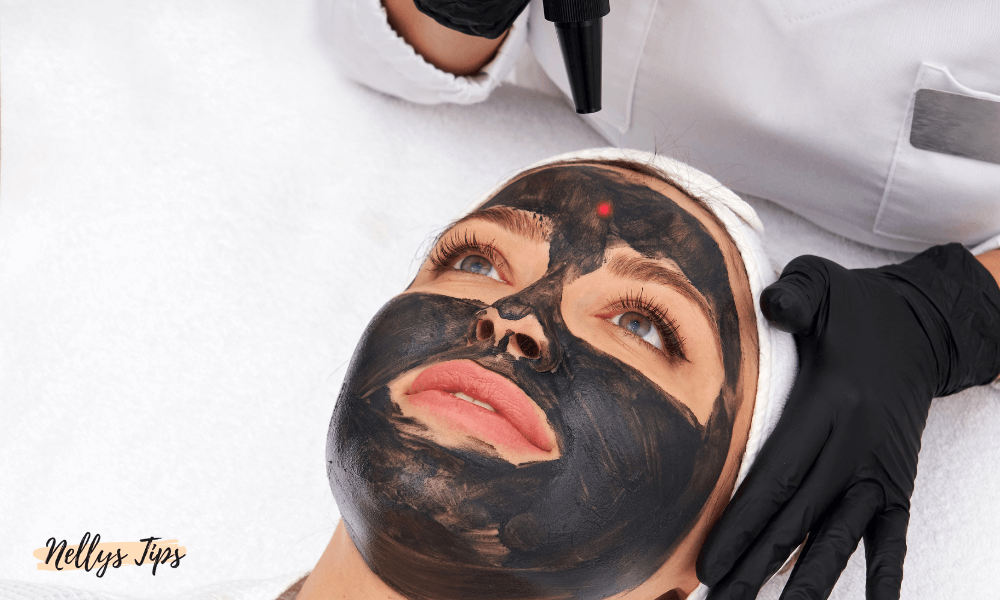 Ansiktsbehandling med svart blackhead-mask och laser – djuprengörande behandling för porer och pormaskar