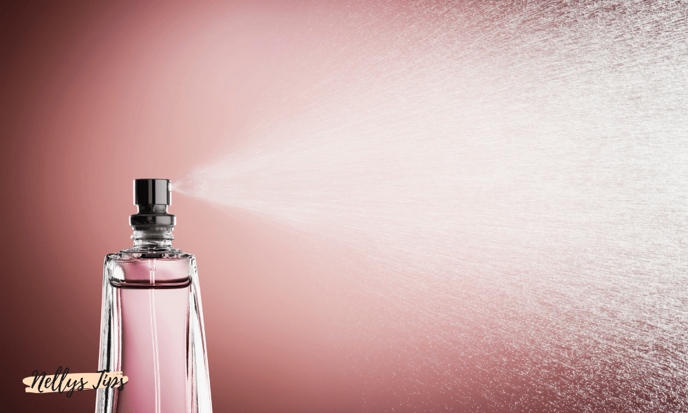 Parfymflaska sprayar ut fin dimma – symboliserar en uppfriskande och väldoftande kroppsspray.