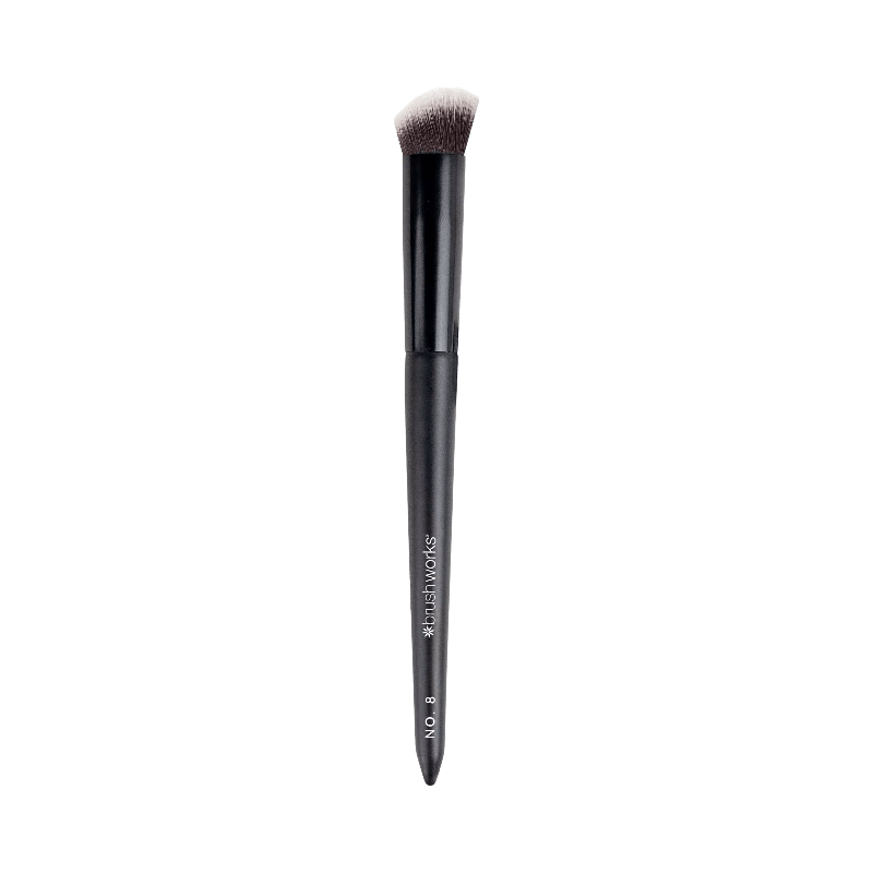 Brushworks No. 8 vinklad buffingborste för exakt concealerapplicering