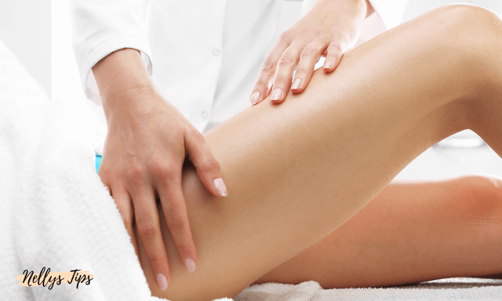 Professionell handmassage mot celluliter för att stimulera blodcirkulationen.