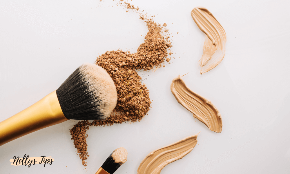 Sminkborste med foundationkräm och puder redo för applicering