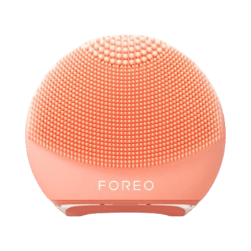 FOREO LUNA 4 Go i persikofärg, kompakt ansiktsborste för effektiv rengöring och massage.