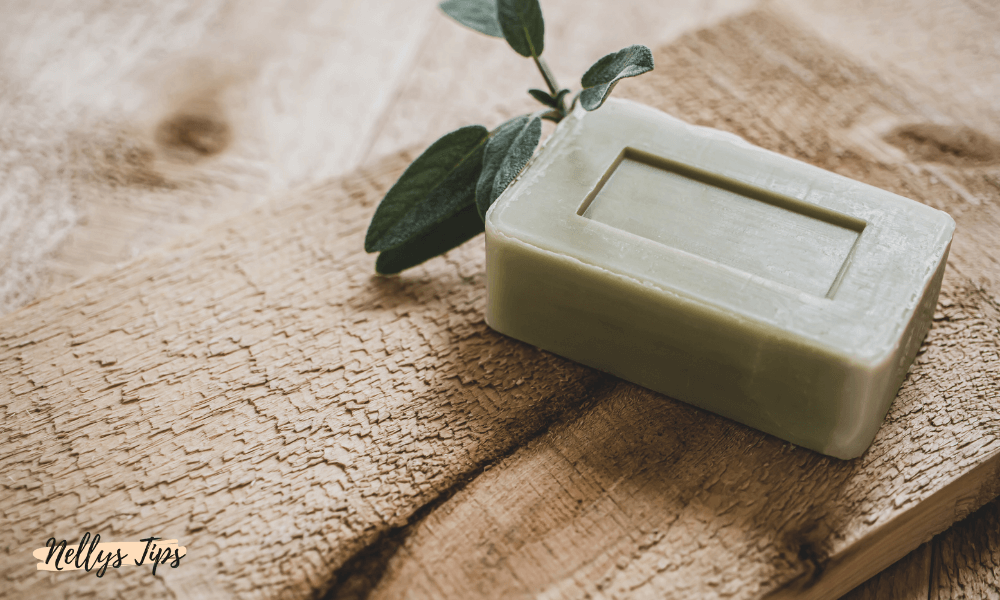 Grön ekologisk fast tvål på träbräda med salviablad – naturlig kroppstvål med växtbaserade ingredienser