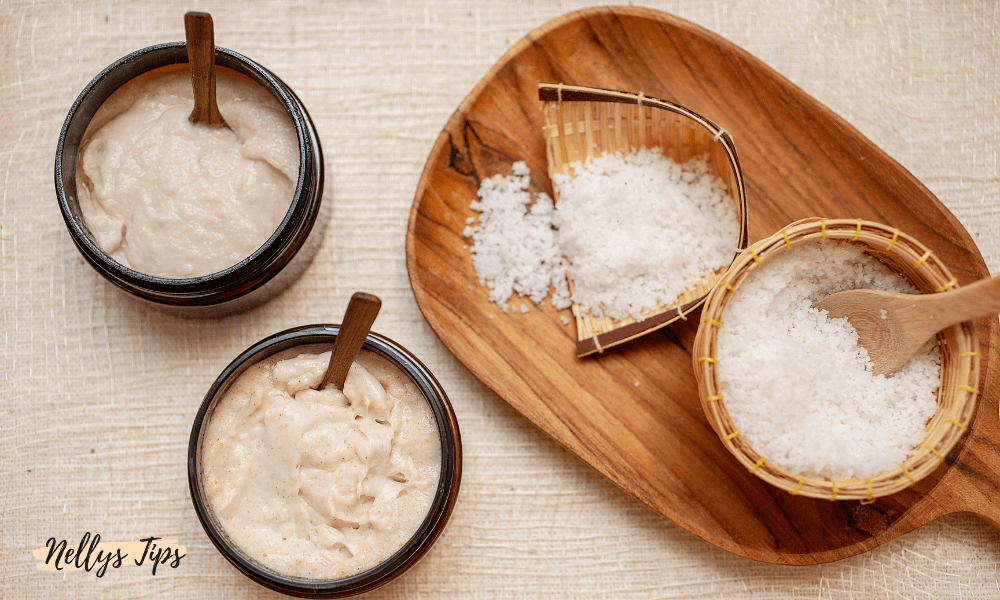 Naturliga peelingprodukter med salt och skrubb i burkar – perfekt för fotvård hemma.