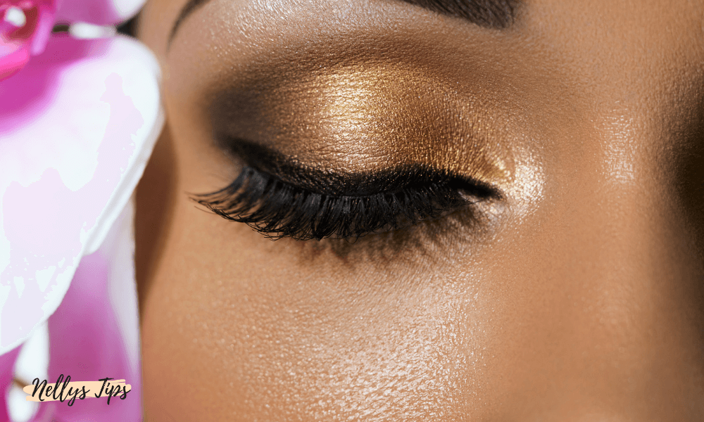 Kvinna med makeup och lösfransar redo för fransrengöring med skonsamt fransschampo.