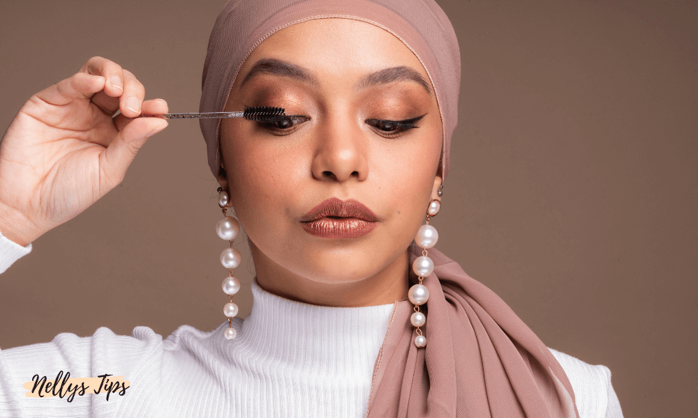 Kvinna applicerar mascara – visar resultat av genomskinlig mascara för naturlig definition av fransar